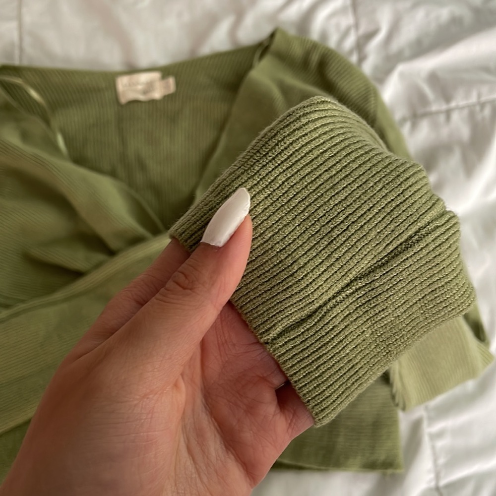 Criss Cross Cropped Knit Sweater - Picture 4 of 8